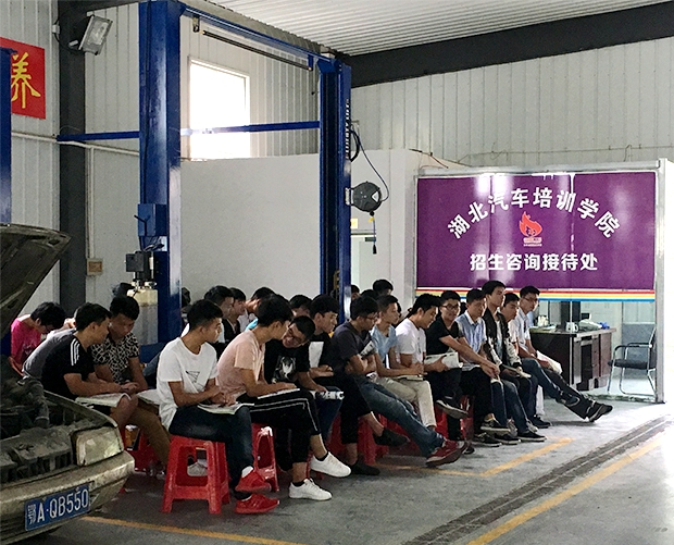 校中厂再添新设备，学生实训忙中有得——教育信息咨询视角下的产教融合观察